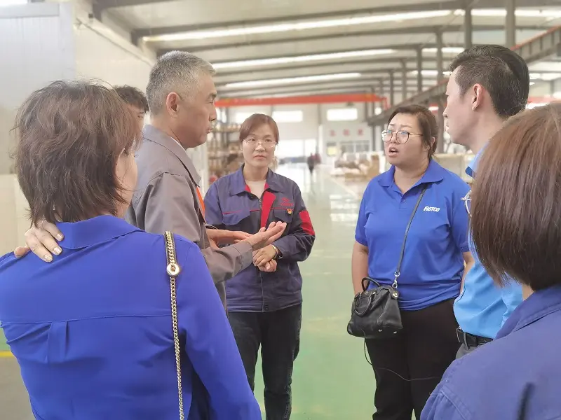 ลูกค้าชาวอเมริกัน FASTENAl &amp; FASTCO มาเยี่ยมชมบริษัทของเรา