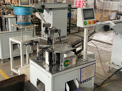 Macchina automatica per avvitare le madreviti