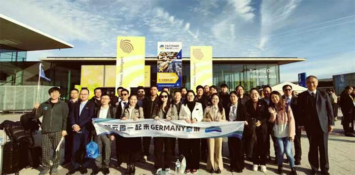 W dniu 21 marca 2023 r. Prezes Jinan Star Fastener Co., Ltd. poprowadził Zhang Guo z Działu Sprzedaży do udziału w wystawie elementów złącznych w Stuttgarcie w Niemczech. Międzynarodowa Wystawa Elementów Złącznych w Stuttgarcie w Niemczech, wraz z Wystawą w Las Vegas w Stanach Zjednoczonych i Międzynarodową Wystawą Profesjonalnych Elementów Złącznych w Szanghaju, jest znana jako trzy główne wystawy profesjonalnych elementów złącznych na świecie. Ma silny wpływ międzynarodowy i odbywa się co dwa lata. Wystawa ta gromadzi światowej sławy producentów elementów złącznych, producentów sprzętu i dystrybutorów, aby zaprezentować różnorodne nowe produkty i technologie, w szerokim zakresie kategorii i o wysokiej zawartości technologicznej. W pewnym stopniu reprezentuje trendy technologiczne i trendy branży elementów złącznych. Fastener Exhibition Stuttgart jest wiodącą wystawą w europejskiej branży elementów złącznych. Wystawa stanowi dobrą platformę komunikacyjną dla producentów elementów złącznych, dostawców i nabywców, profesjonalistów, dystrybutorów i ekspertów branżowych. W obliczu obecnej sytuacji osłabienia popytu zewnętrznego i malejących zamówień eksportowych spółka Jinan Star pod przewodnictwem swojego prezesa aktywnie uruchomiła globalne W dniu 21 marca 2023 r. Prezes Jinan Star Fastener Co., Ltd. poprowadził Zhang Guo z Działu Sprzedaży do udziału w wystawie elementów złącznych w Stuttgarcie w Niemczech. Międzynarodowa Wystawa Elementów Złącznych w Stuttgarcie w Niemczech, wraz z Wystawą w Las Vegas w Stanach Zjednoczonych i Międzynarodową Wystawą Profesjonalnych Elementów Złącznych w Szanghaju, jest znana jako trzy główne wystawy profesjonalnych elementów złącznych na świecie. Ma silny wpływ międzynarodowy i odbywa się co dwa lata. Wystawa ta gromadzi światowej sławy producentów elementów złącznych, producentów sprzętu i dystrybutorów, aby zaprezentować różnorodne nowe produkty i technologie, w szerokim zakresie kategorii i o wysokiej zawartości technologicznej. W pewnym stopniu reprezentuje trendy technologiczne i trendy branży elementów złącznych. Fastener Exhibition Stuttgart jest wiodącą wystawą w europejskiej branży elementów złącznych. Wystawa stanowi dobrą platformę komunikacyjną dla producentów elementów złącznych, dostawców i nabywców, profesjonalistów, dystrybutorów i ekspertów branżowych. W obliczu obecnej sytuacji osłabienia popytu zewnętrznego i malejących zamówień eksportowych spółka Jinan Star pod przewodnictwem swojego prezesa aktywnie uruchomiła globalne