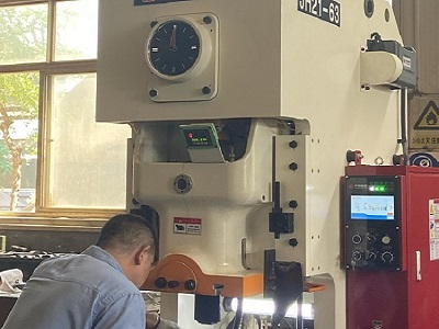 Pressa a tavolo fisso di tipo aperto JH21