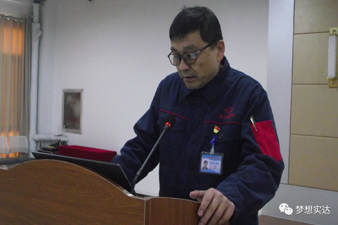 李紅波氏が2020年の表彰決定を読み上げる 李紅波氏が2020年の表彰決定を読み上げる